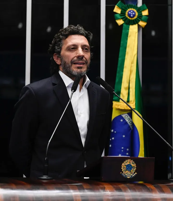 Frederico Ciongoli na tribuna do Senado Federal, com a bandeira do Brasil ao fundo